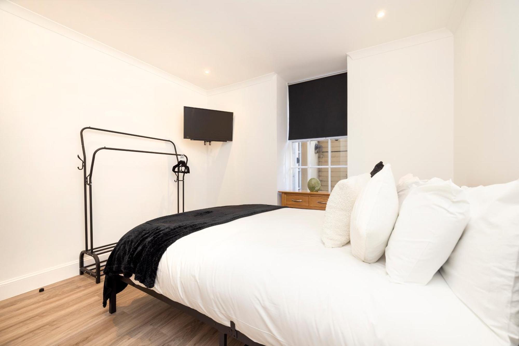 Joivy 3Br Flat In Haymarket With Free Parking Edinburgh Bagian luar foto