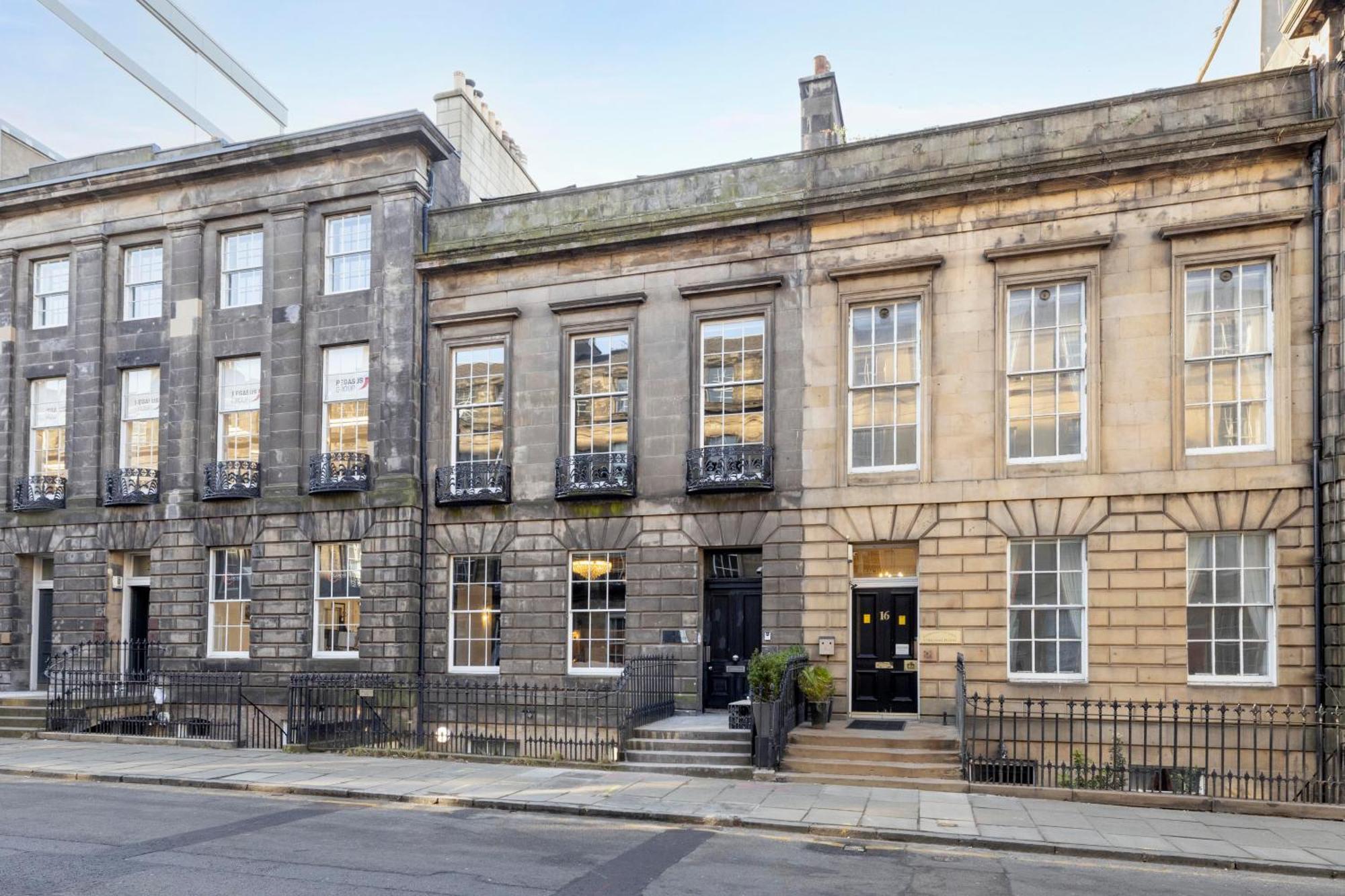 Joivy 3Br Flat In Haymarket With Free Parking Edinburgh Bagian luar foto